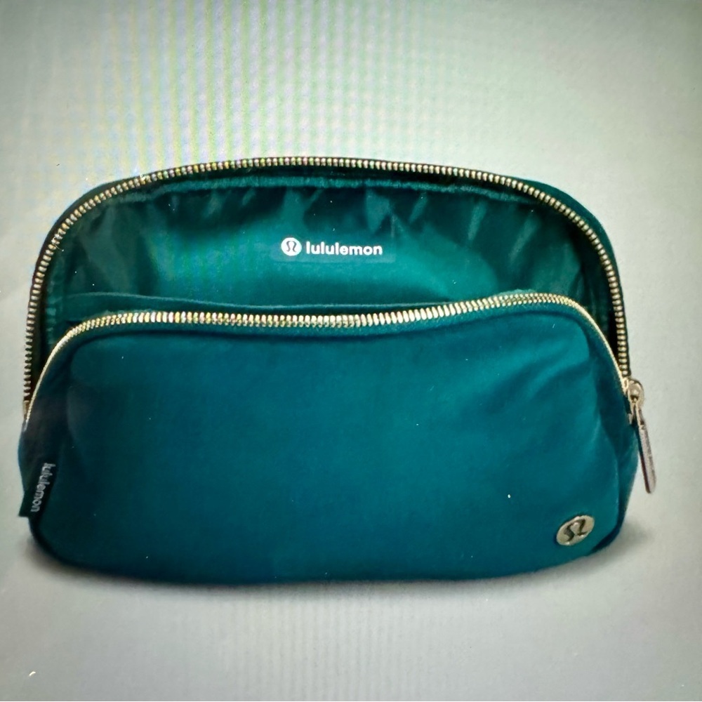 Lululemon Everywhere Belt Bag green jasper/gold in velour 1L - Picture 10 of 12